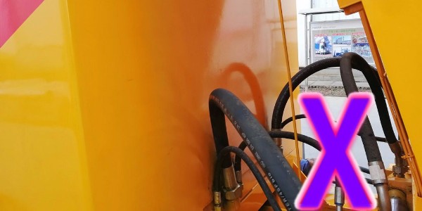 隧道作業(yè)與露天作業(yè)施工場地下，混凝土泵應當如何確定位置？